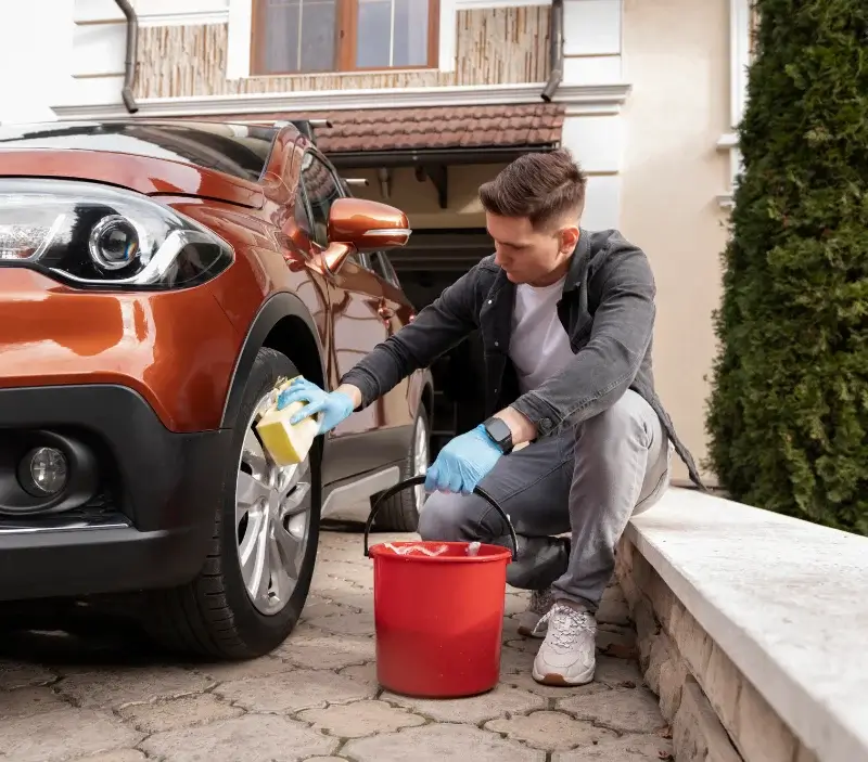 Lavage auto à domicile Sainte-Colombe-sur-l'Hers : professionnel intervenant sur un véhicule